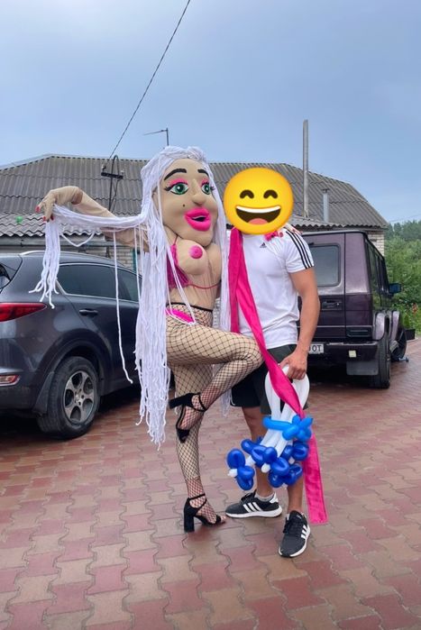 Стриптизер, стрептизерша, аніматори, білий ведмідь