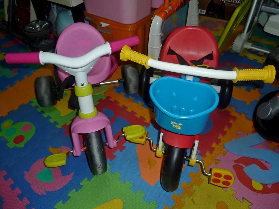 2 Triciclos com cinto de segurança (Chicco e Smoby)