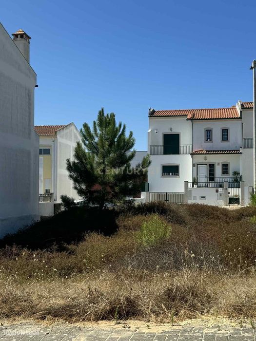 Terreno  com Projeto Aprovado na Nazaré com licença a levantamento — Nazaré, Leiria