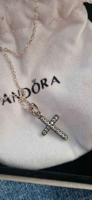 Colar Pandora , com pingente em forma de cruz
