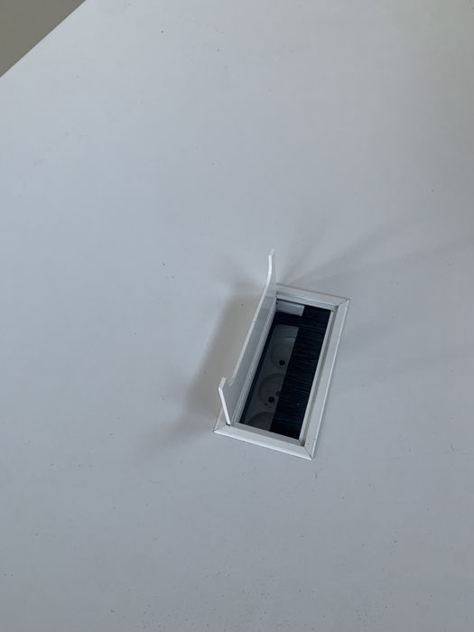 Стіл на 6 робочих місць з розетками