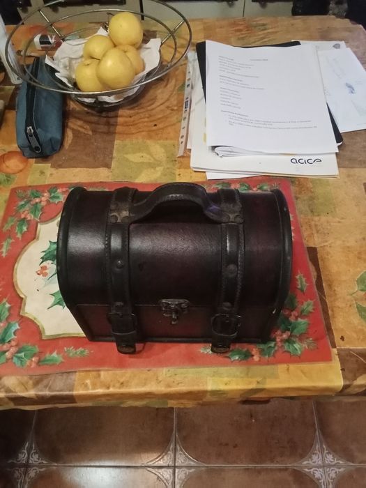 Vendo guarda jóias antiguissima.