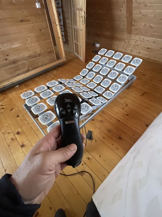 Lóżko dla seniora z materacem medycznym .