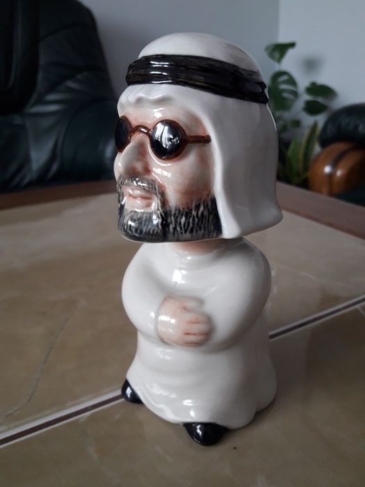 Porcelanowy arab z kiwającą główką na deskę samochodu