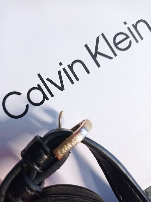 Torebka Calvin Klein czarna torebeczka pasek na ramię tanio mała