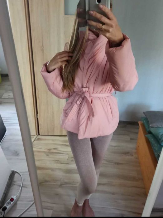 Kurtka zimowa puchowa pudrowy róż ciepła kołnierz taliowana zima