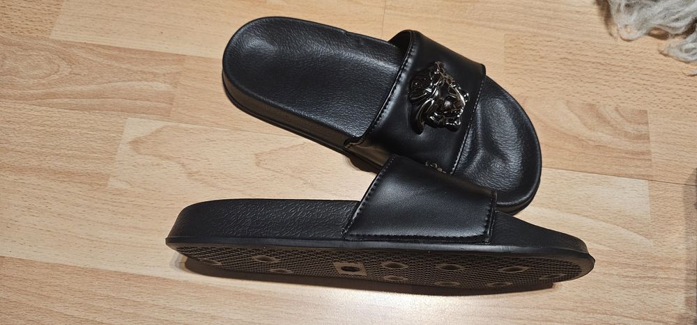 Hit klapki Meduza Versa czarne unisex 40/25.5cm.