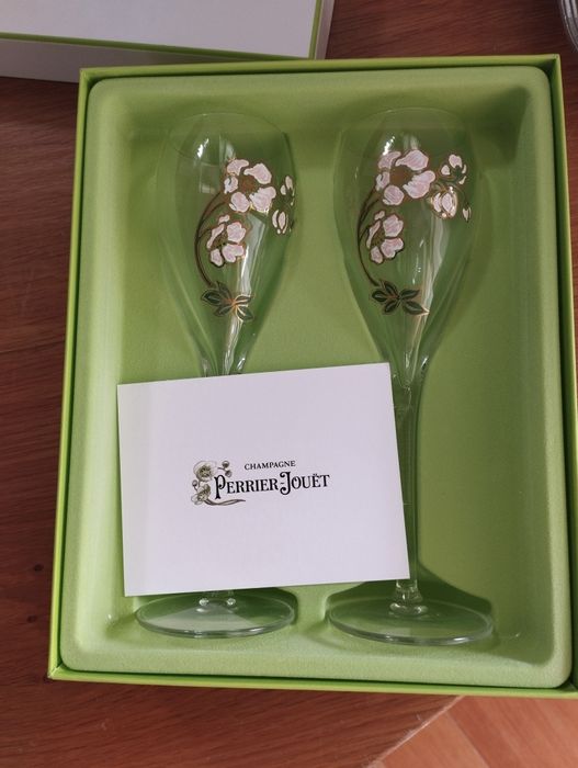 Par de taças de champanhe Perrier-Jouet pintadas à mão na caixa de pre