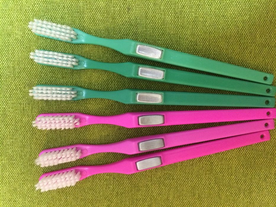 Продам обычную зубную щетку для всей семьи 10 грн