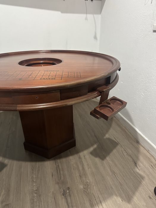 Mesa de Jogo com suporte de copos
