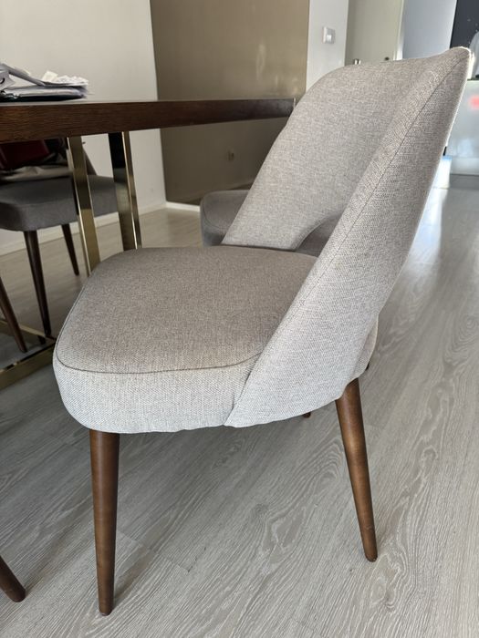 Mesa jantar com cadeira estofadas