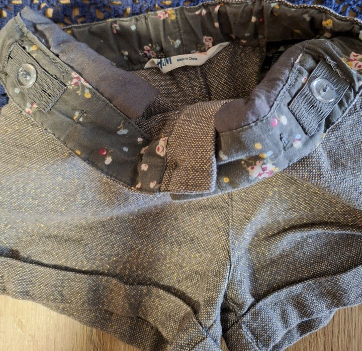 Spodenki H&M ze złotą nitką.