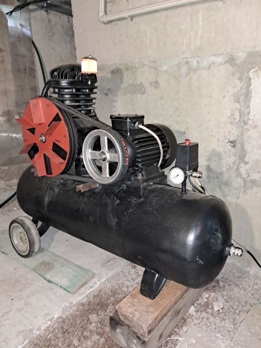 Компрессор 650л/хв. Ресивер 120л.Тиск 10Атм. 4кВт.380v. .