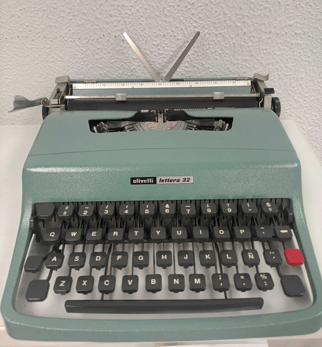 Máquina de escrever Olivetti Lettera 32