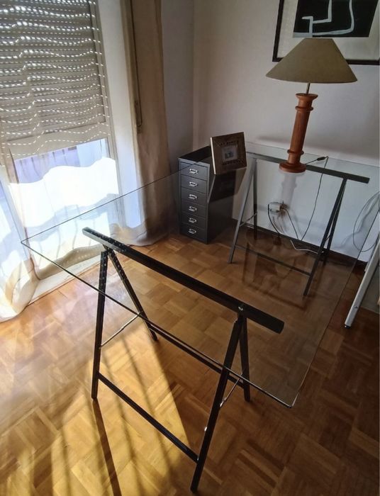 Secretária tampo de vidro e cavaletes pretos