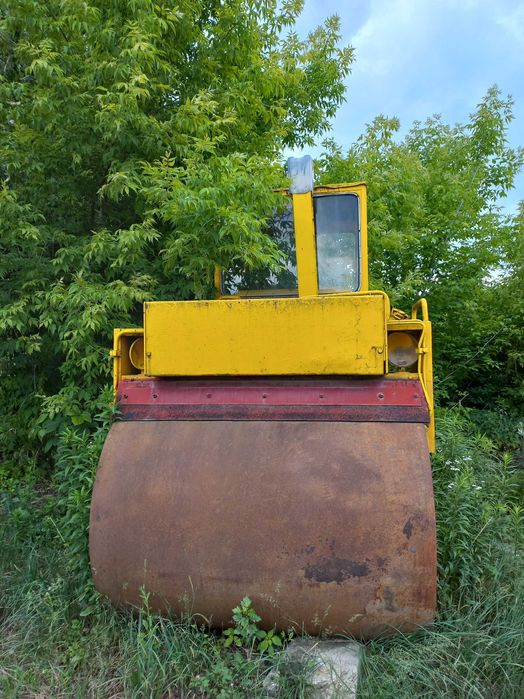 Каток дорожній вібраційний Stavostroj VSH100, Грейдер ДЗ-122Т