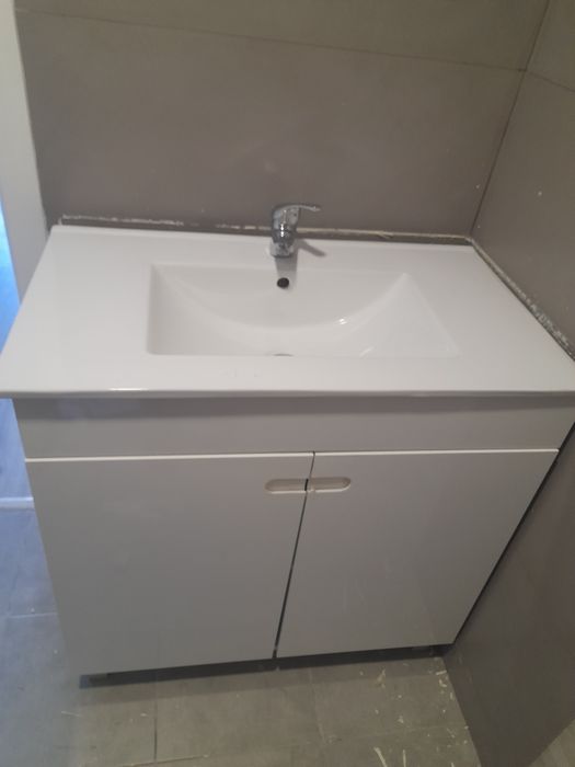 Móvel branco de casa de banho com torneira em muito bom estado  80X80X47 cm em muito bom estado.