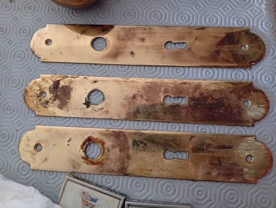 Puxadores e espelhos em latão