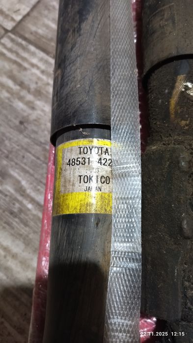 Продам задним а амортизаторы таета Рав 4