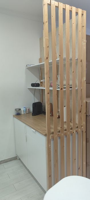 Móvel aparador usado para cantinho do café em salão de estética