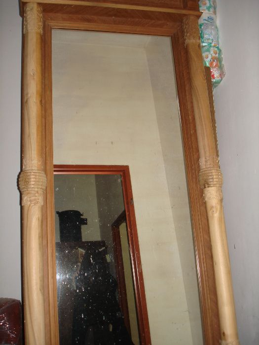 Lustro oprawione drewnem