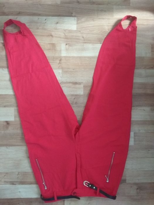 Czerwone spodnie na kant + pasek