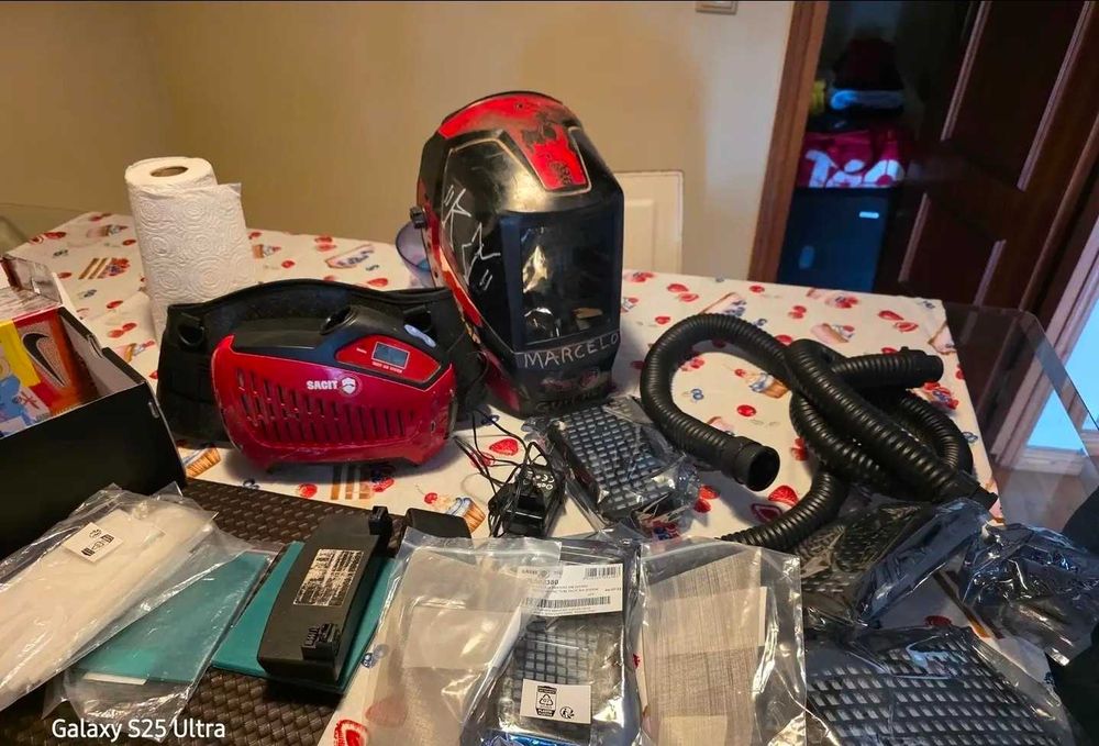 Vendo máscara de solda ventilada Pantera com visor azul.