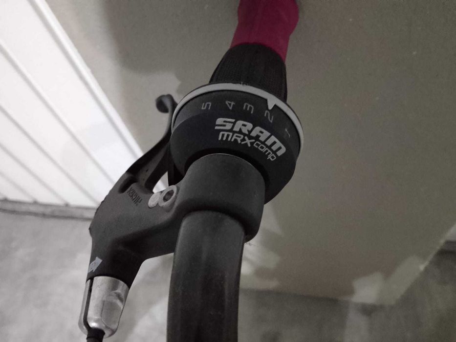 Bicicleta para menina B-Twin 24", preto e cor-de-rosa com mudanças
