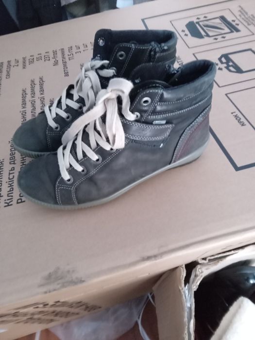 Продам взуття бу