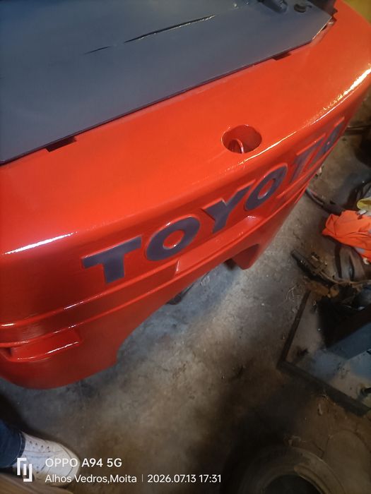 Empilhador Toyota elétrico com carregador