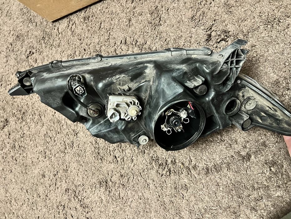 Фара від тойота венза 2013