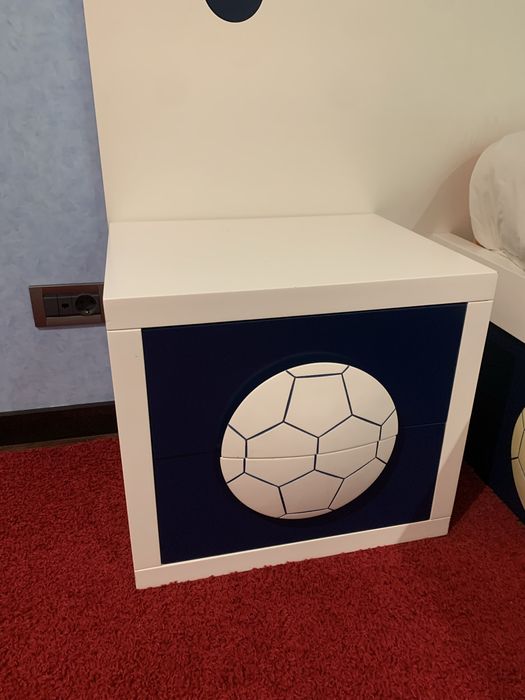 Cama de solteiro, com mesinha de cabeceira