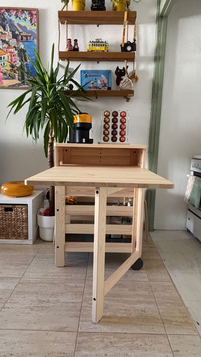 módulo de cozinha / mesa de refeição dobrável com rodas IKEA RESARÖ em pinho/madeira natural, acompanhado por 2 bancos de madeira