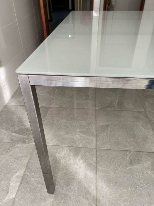 Mesa em vidro em excelente estado