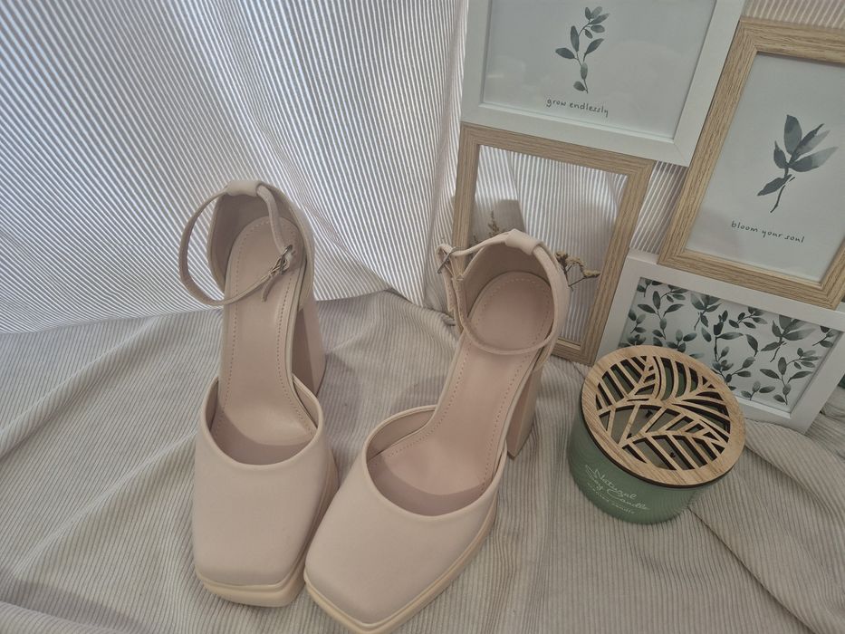 Buty na słupku beżowe