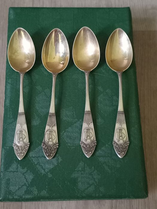 Винтажные серебряные ложки.