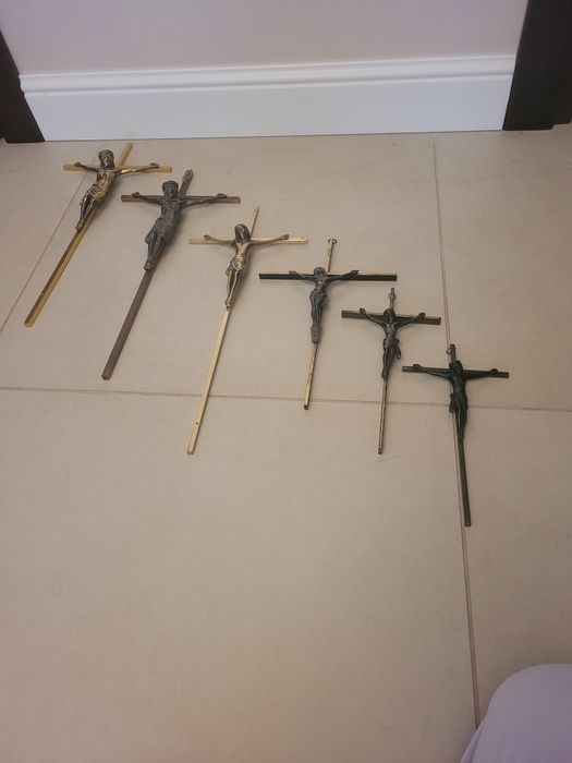 Krzyże z metalu.