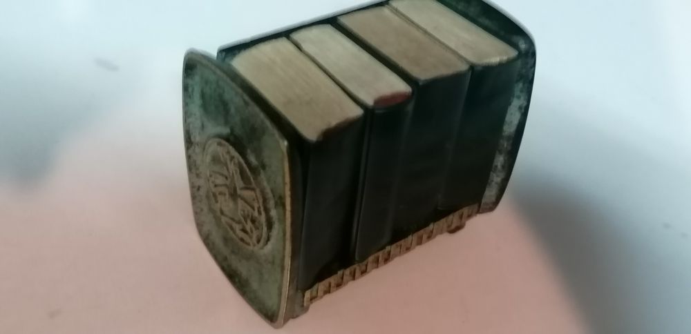 Mini dicionários em estante de metal