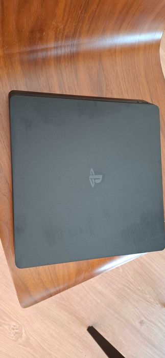 Vendo Playstation 4 com oferta 3 jogos selados.