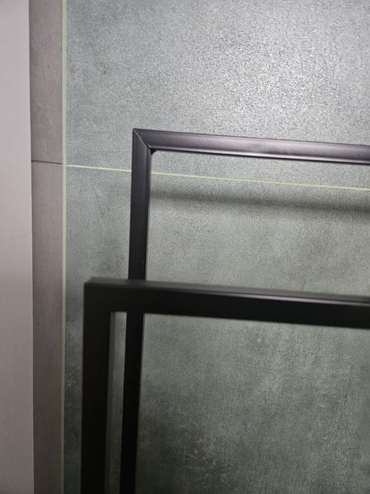 Stojak na ręczniki czarny loft wysokość 71cm-80,5 cm