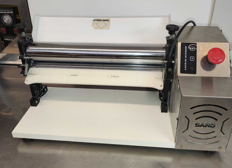 Laminadora SARO Profissional  Vende-se laminadora profissional da marca SARO, ideal para pizzarias, padarias, pastelarias e outros negócios.