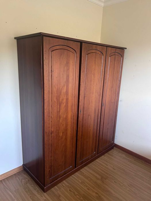 Quarto de casal completo em madeira