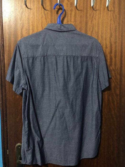 Camisa azul com pintas brancas