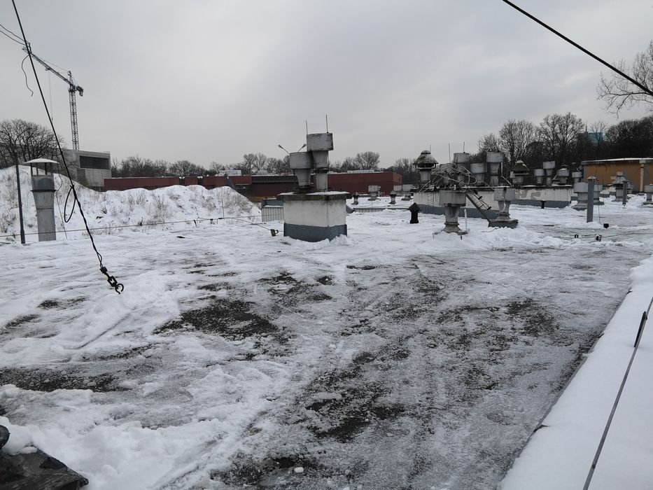 Odśnieżanie dróg parkingów dachów