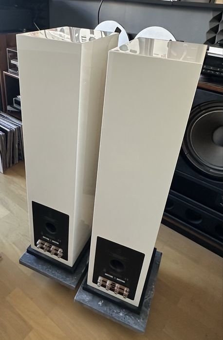 Linn Majik 140 - colunas de chão