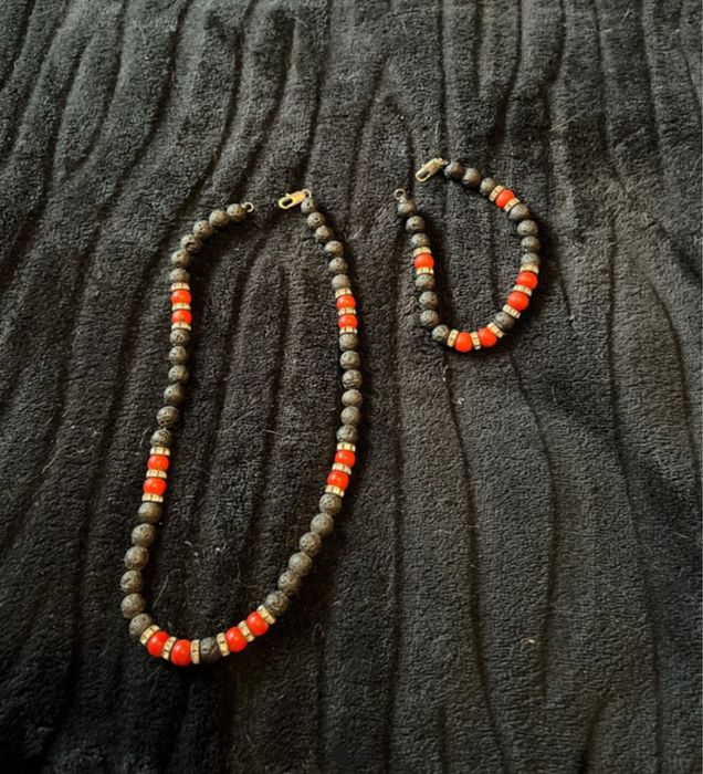 Colar e pulseira preta e vermelha