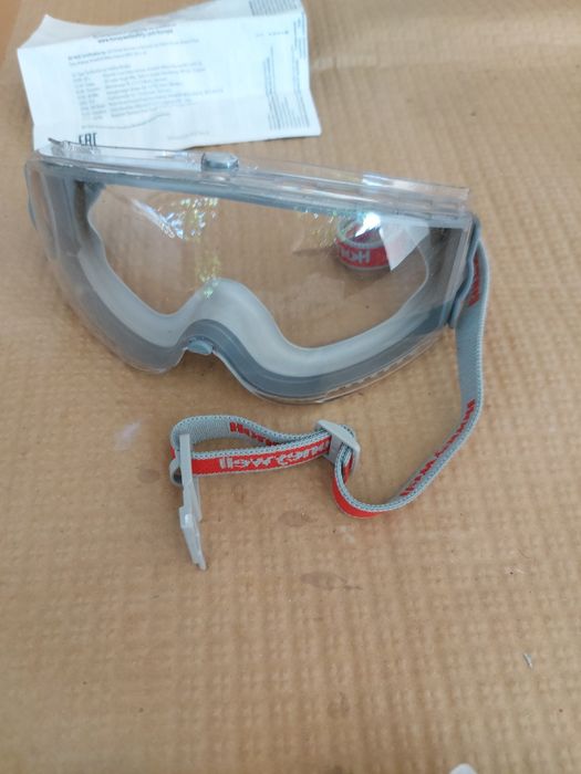 2 mosquetãos grandes  10  pares de luvas marca juba mais 1 0culos marca Honeywell