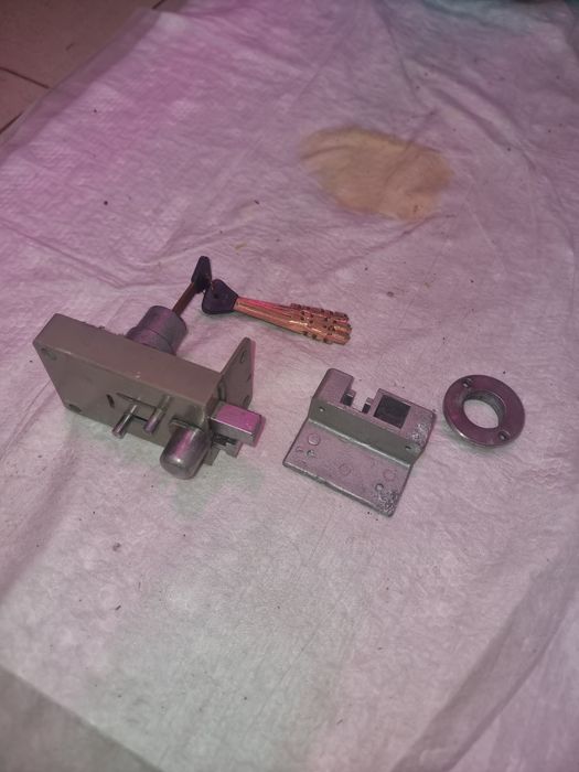 Замок накладной , на внутреннее открывание двери