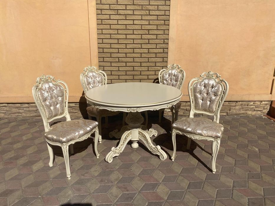 Стіл з стільцями