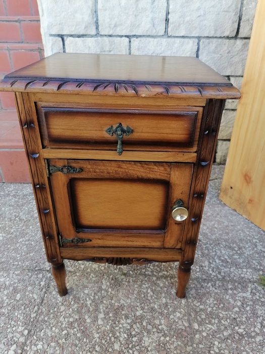 Cama com colchão e mesa de cabeceira